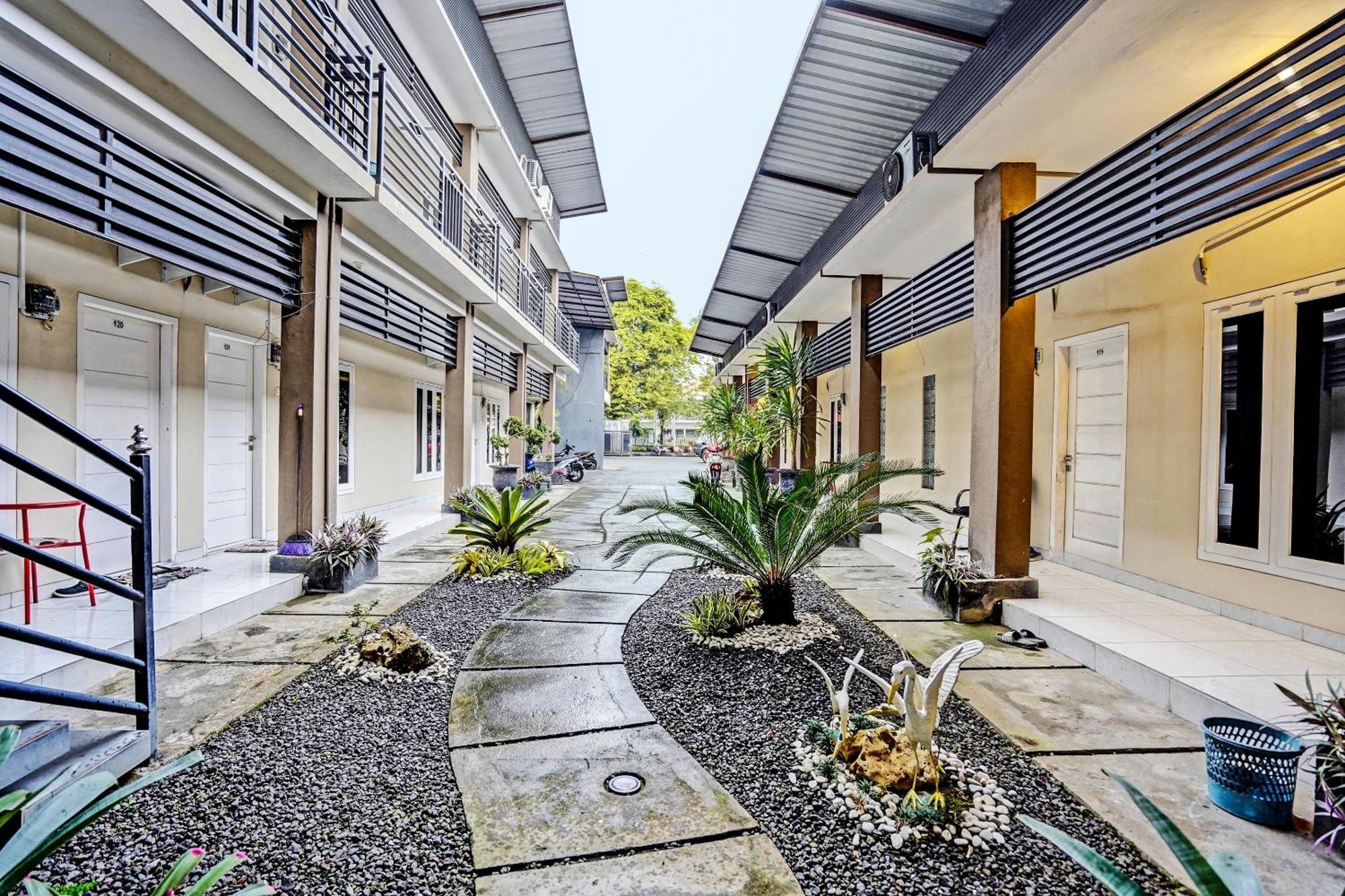 Oyo Life 92190 Arya Guest House Tulungagung Eksteriør bilde