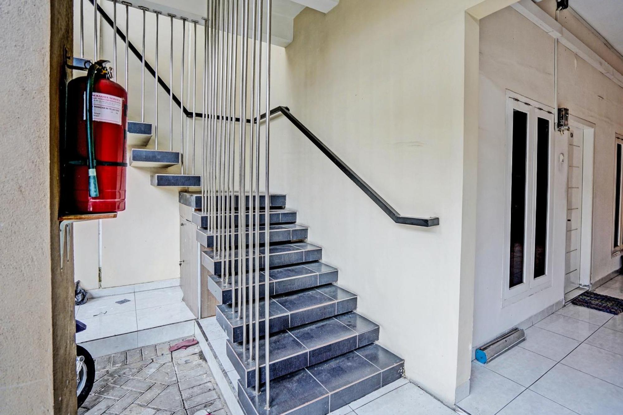 Oyo Life 92190 Arya Guest House Tulungagung Eksteriør bilde