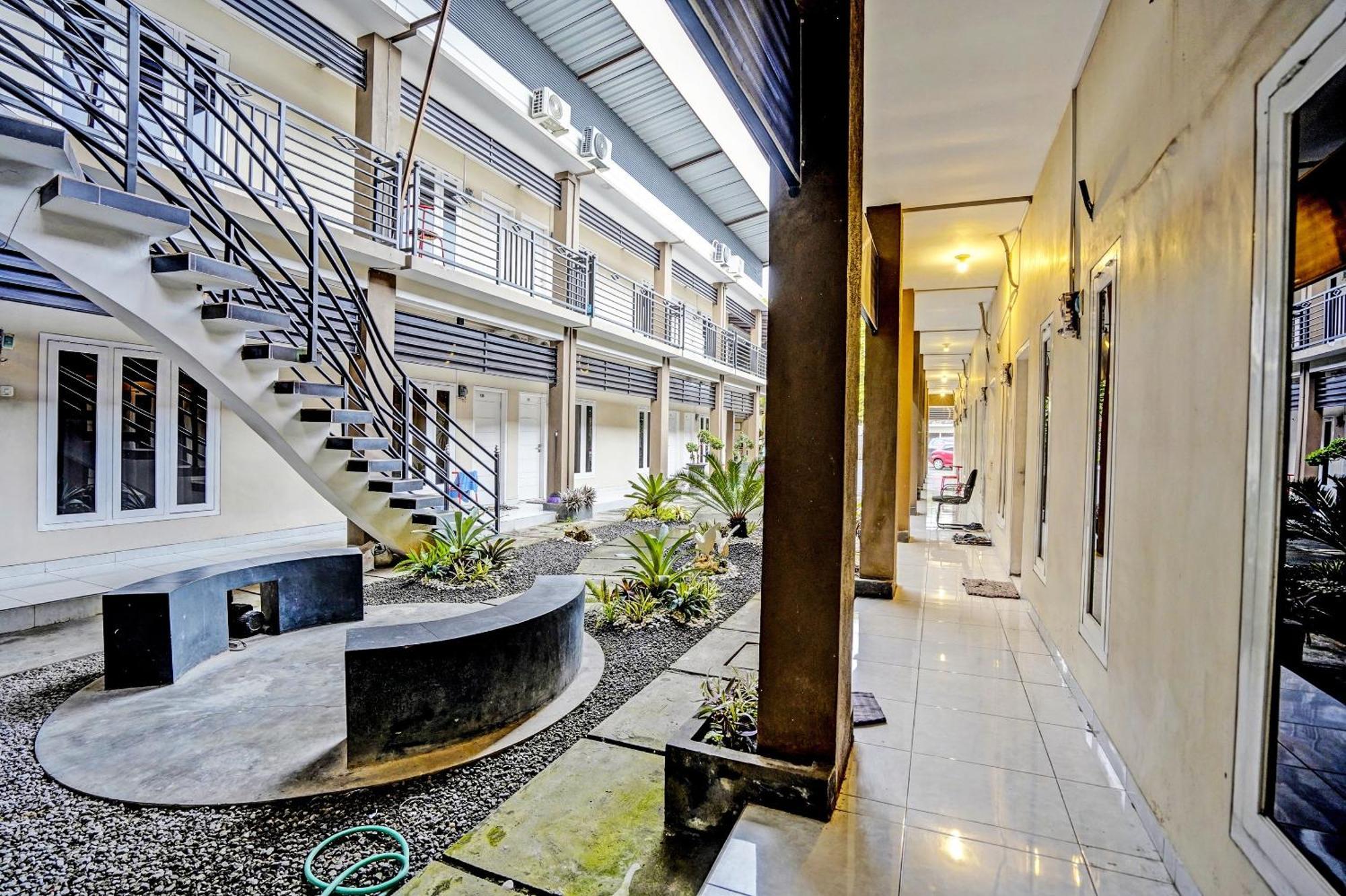 Oyo Life 92190 Arya Guest House Tulungagung Eksteriør bilde