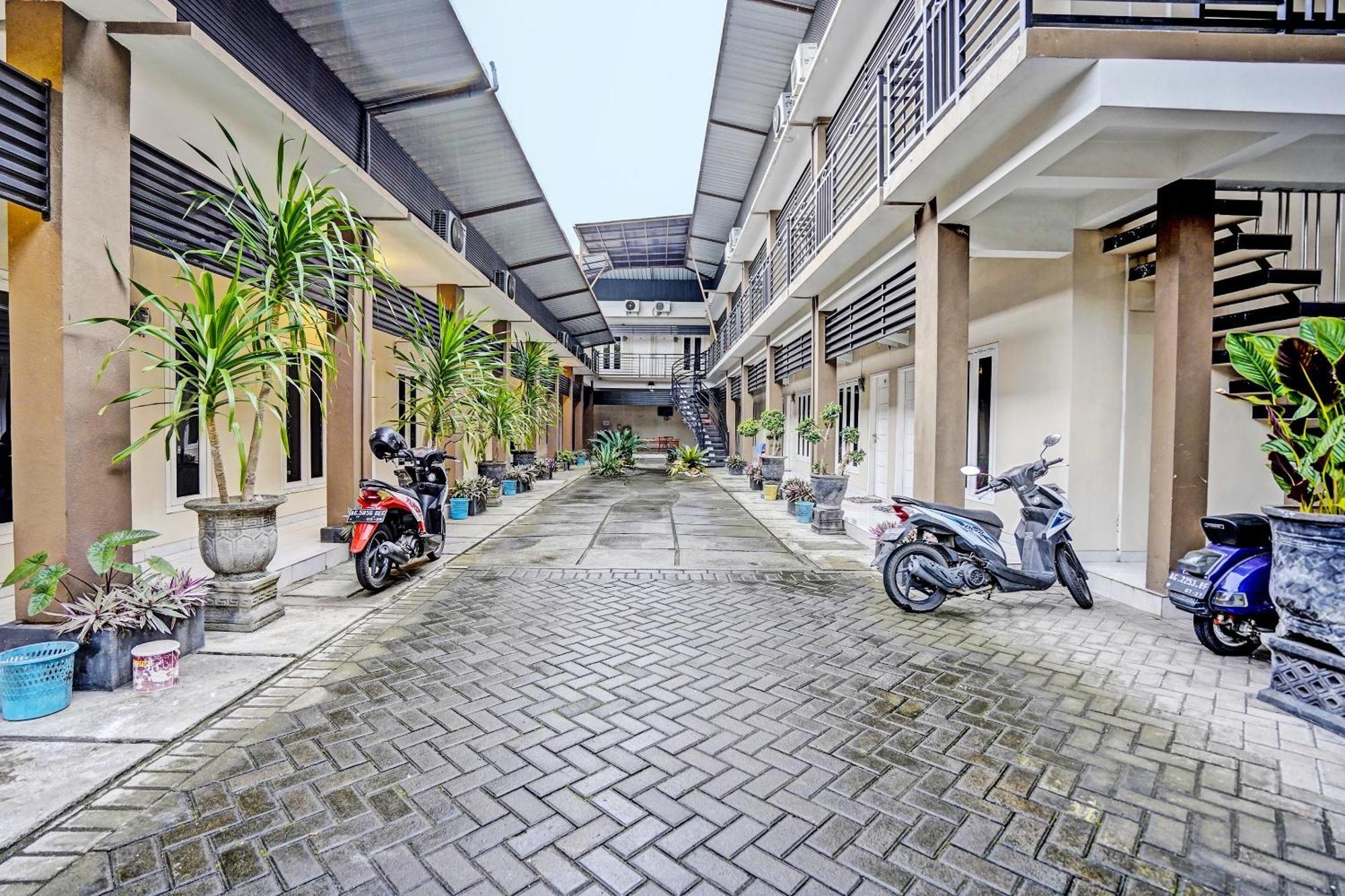 Oyo Life 92190 Arya Guest House Tulungagung Eksteriør bilde
