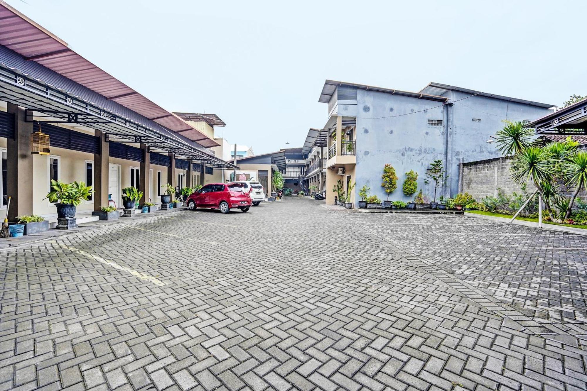 Oyo Life 92190 Arya Guest House Tulungagung Eksteriør bilde