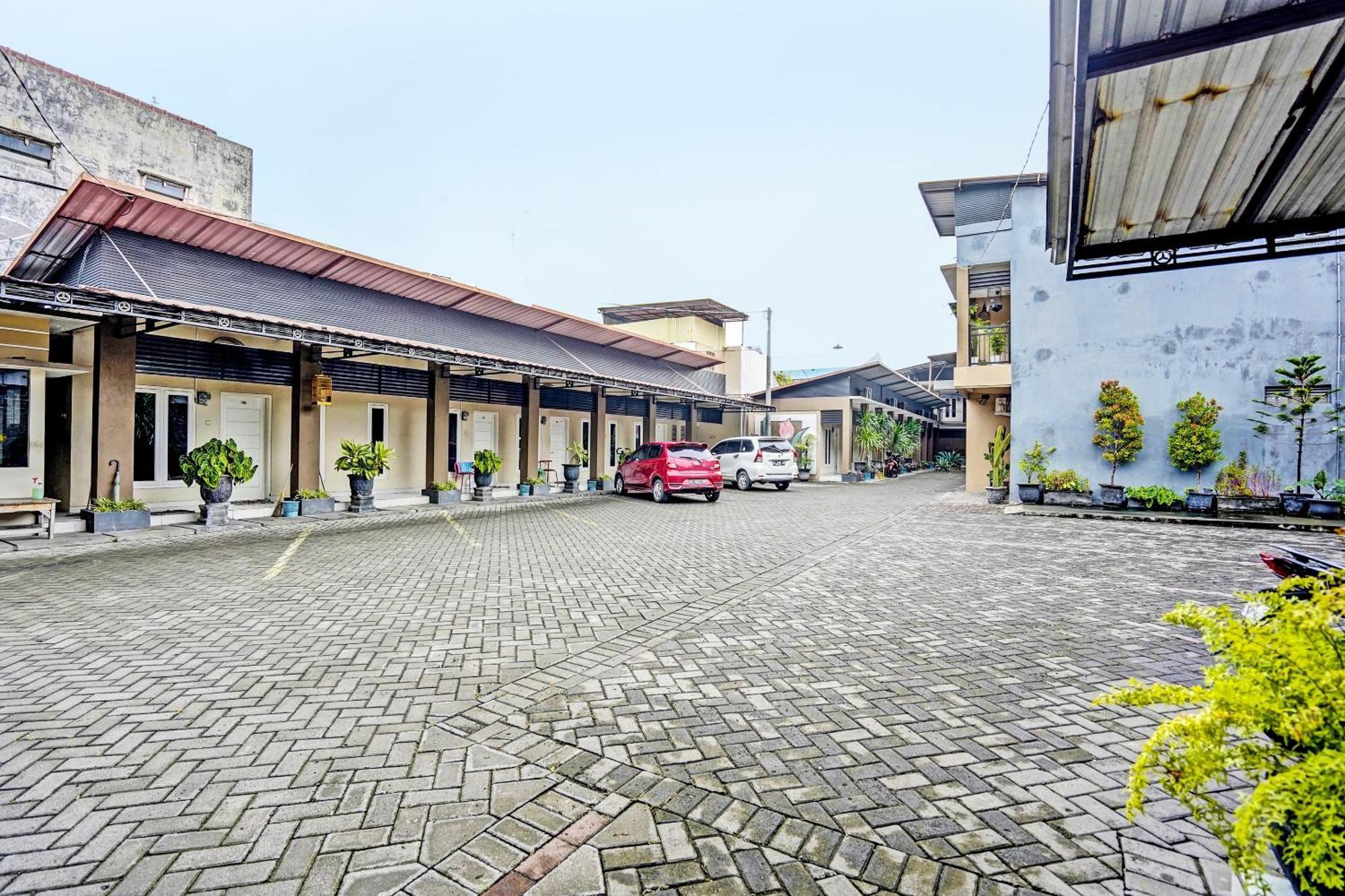 Oyo Life 92190 Arya Guest House Tulungagung Eksteriør bilde