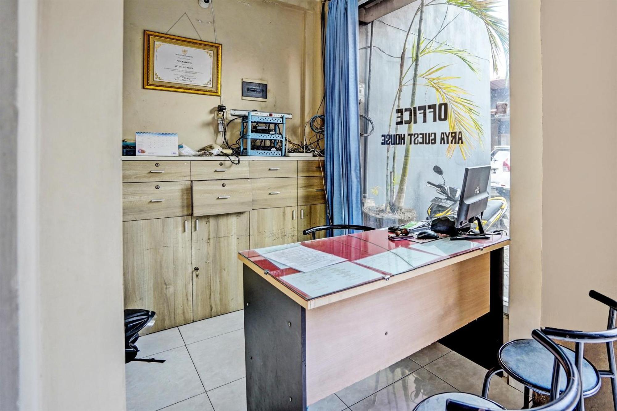 Oyo Life 92190 Arya Guest House Tulungagung Eksteriør bilde
