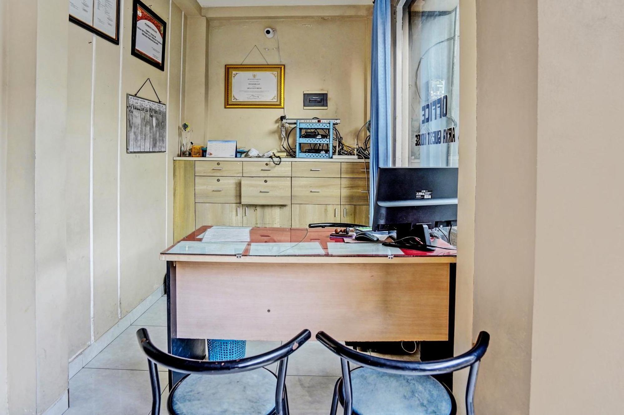 Oyo Life 92190 Arya Guest House Tulungagung Eksteriør bilde
